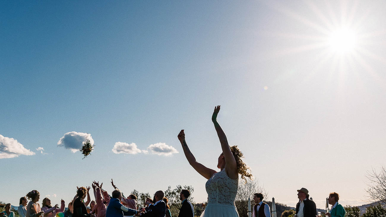 lancé du bouquet de la mariée, photographe mariage Clos du Tuilier