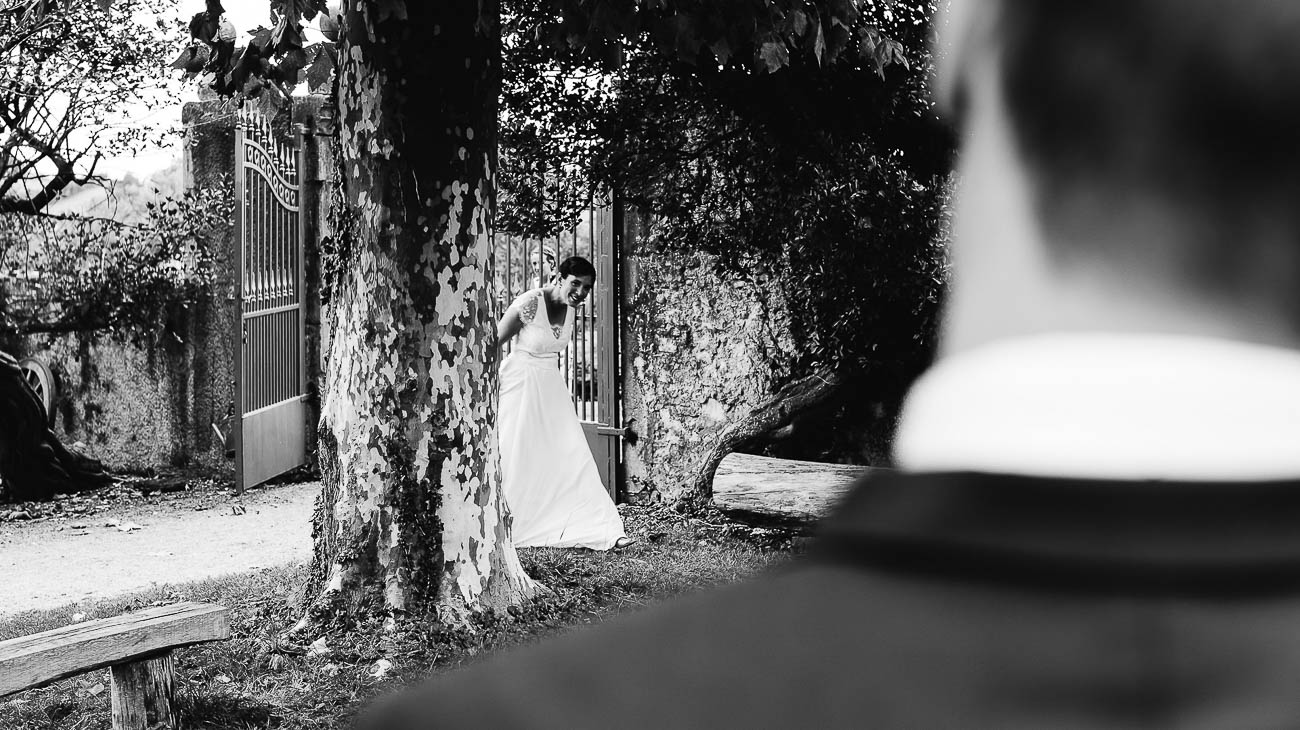 La mariée arrive à la cérémonie laïque au relais de Porthos